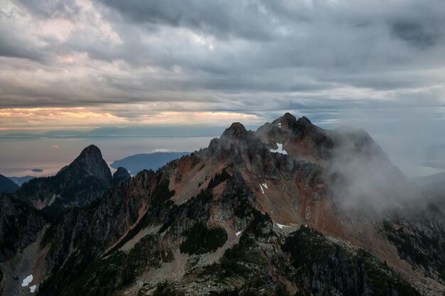 Vista aérea del fondo del paisaje de montaña canadiense