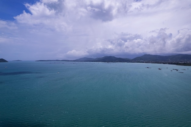 Vista aérea de un fondo de textura de agua de superficie de mar azul y reflejos de sol Vista aérea de drones voladores Textura de superficie de agua de olas en el océano tropical soleado en la isla de Phuket Tailandia