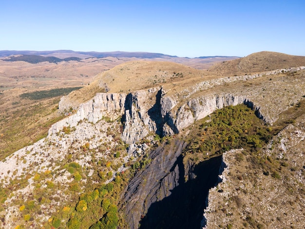 Foto vista aérea de la formación rocosa stolo en la montaña ponor, bulgaria