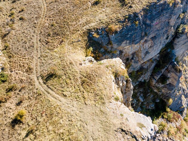 Foto vista aérea de la formación rocosa stolo en la montaña ponor, bulgaria