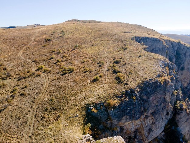 Foto vista aérea de la formación rocosa stolo en la montaña ponor, bulgaria