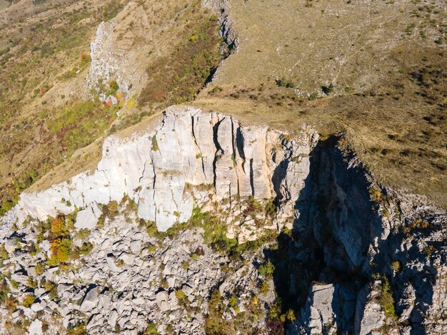 Foto vista aérea de la formación rocosa stolo en la montaña ponor, bulgaria