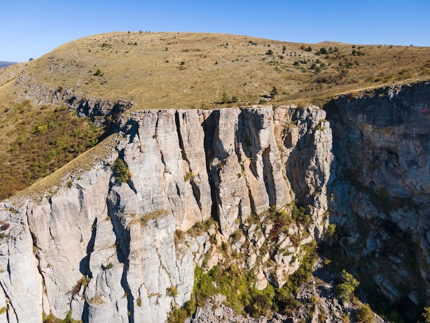 Foto vista aérea de la formación rocosa stolo en la montaña ponor, bulgaria