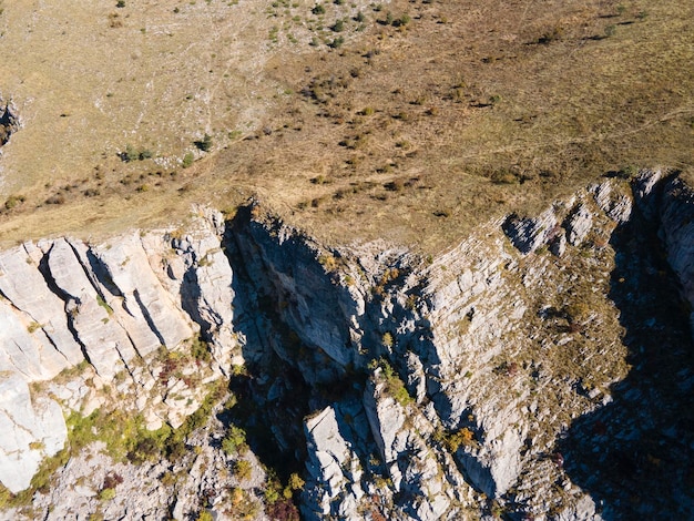 Foto vista aérea de la formación rocosa stolo en la montaña ponor, bulgaria
