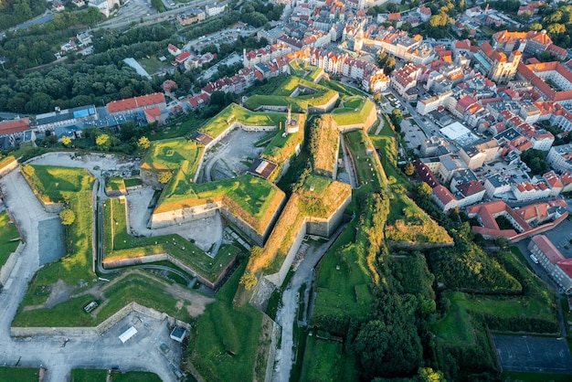 Vista aérea de una fortaleza del castillo medieval en la ciudad de Klodzko Polonia