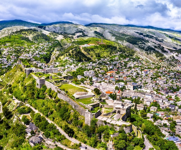 Vista aérea de la fortaleza de Gjirokaster. en albania