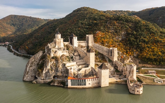 Vista aérea de la fortaleza de Golubac en Serbia