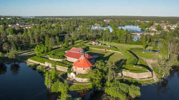 Foto vista aérea de la fortaleza de korela en priozersk