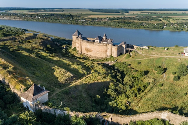 Vista aérea de la fortaleza medieval de Khotyn en un río Dniéster región de Chernivtsi Ucrania