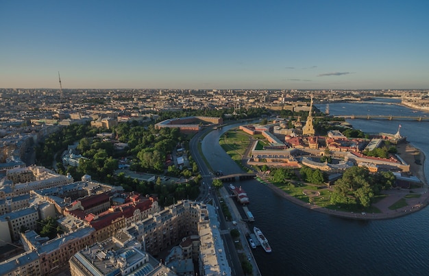 Foto vista aérea de la fortaleza de san pedro y san pablo en san petersburgo