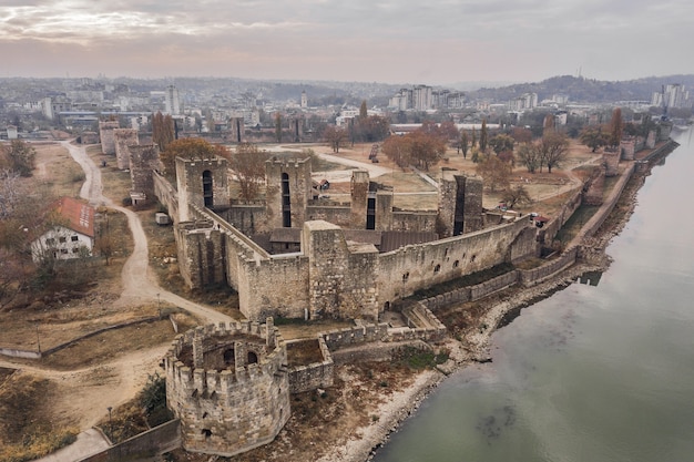 Foto vista aérea de la fortaleza de smederevo en serbia