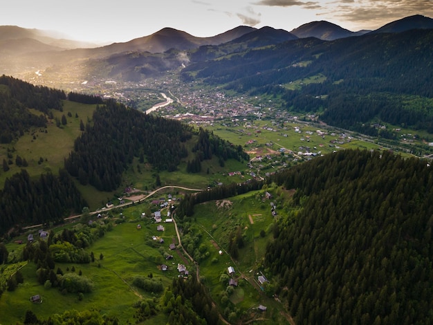 Vista aérea de la fotografía del paisaje desde el dron volador del pueblo de Verkhovyna en las montañas de los Cárpatos