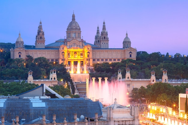Vista aérea de la fuente mágica danzante y el museo nacional de arte en la placa espanya en barcelona al atardecer
