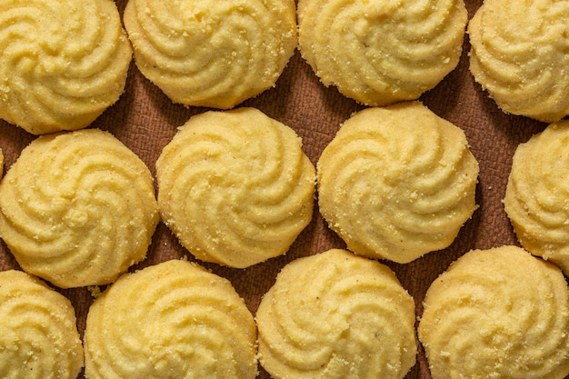 Vista aérea de galletas snickerdoodle caseras a las que les falta un bocado