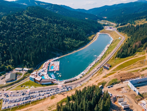 Vista aérea de la gama de montañas de verano lago bukovel espacio de copia