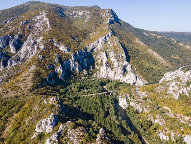 Vista aérea de la garganta del río Iskar, montañas de los Balcanes, Bulgaria