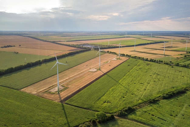 Vista aérea de generadores de turbinas eólicas en el campo que producen electricidad ecológica limpia.