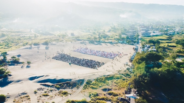 Vista aérea La gente alrededor de las dunas de arena de Parangkusumo está rezando Eid alFitr por la mañana