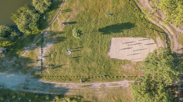 Vista aérea de la gente en un picnic en un parque de verano