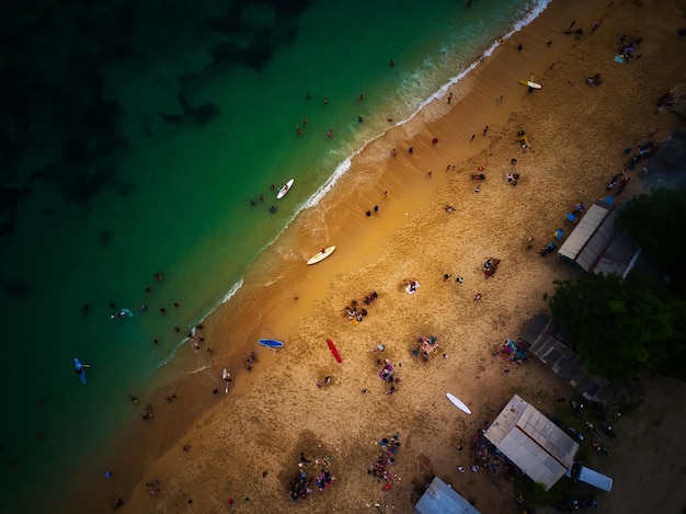 Vista aérea de la gente en la playa