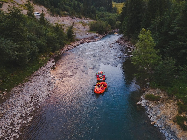 Vista aérea de la gente del río de la montaña haciendo rafting en el arroyo. extrema vitalidad