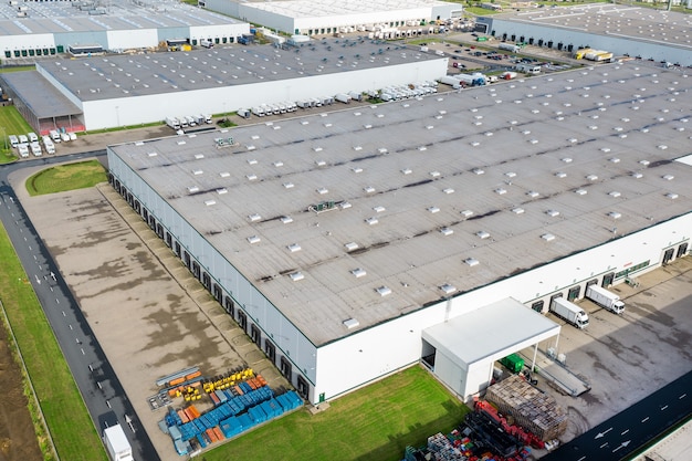 Vista aérea del gran almacén. Centro logístico en la zona industrial de la ciudad desde arriba.