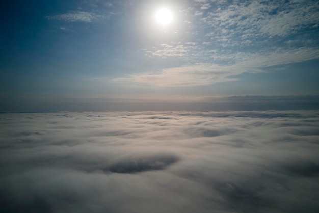 Vista aérea desde una gran altitud de la tierra cubierta con hinchadas nubes lluviosas que se forman antes de la tormenta