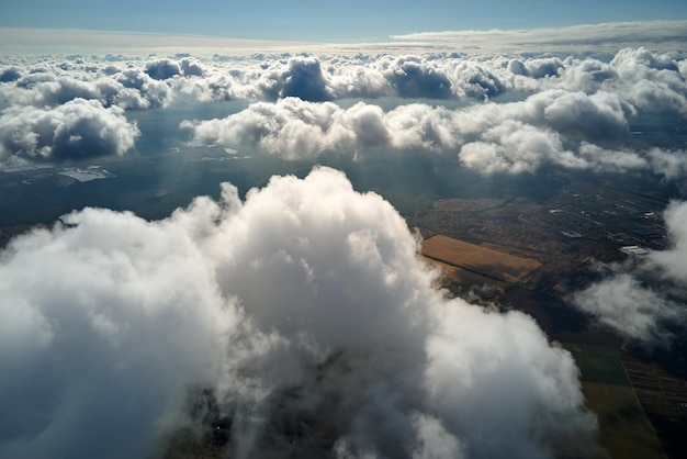 Vista aérea a gran altura de la tierra cubierta de cúmulos hinchados que se forman antes de la tormenta