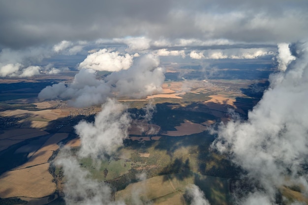 Vista aérea a gran altura de la tierra cubierta de cúmulos hinchados que se forman antes de la tormenta