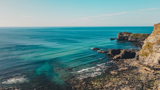 Vista aérea de una gran bahía marina con rocas