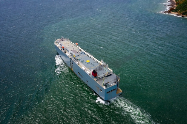 Vista aérea del gran buque portador de vehículos RORO navegando en el mar verde