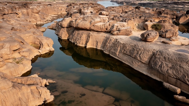 Vista aérea del gran cañón de Tailandia sam phan bok en Ubon Ratchathani, Tailandia. Hermoso paisaje de agujeros y montaña rocosa