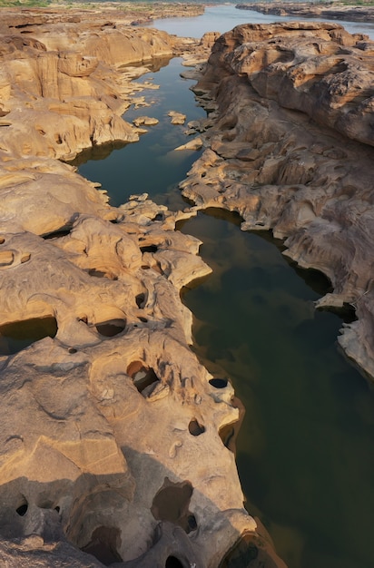 Vista aérea del gran cañón de Tailandia sam phan bok en Ubon Ratchathani, Tailandia. Hermoso paisaje de agujeros y montaña rocosa