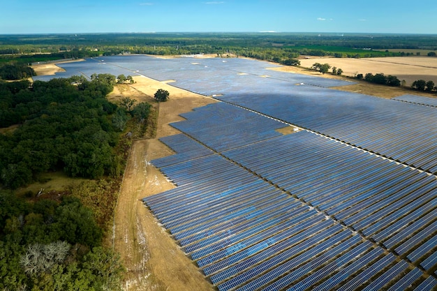 Foto vista aérea de una gran central eléctrica sostenible con filas de paneles solares fotovoltaicos para producir energía eléctrica limpia concepto de electricidad renovable con cero emisiones