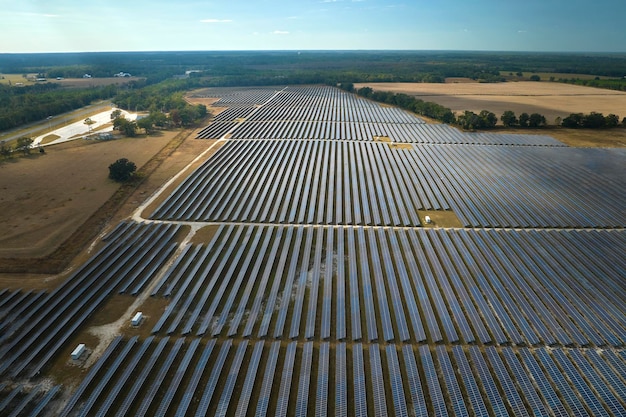 Vista aérea de una gran central eléctrica sostenible con filas de paneles solares fotovoltaicos para producir energía eléctrica limpia Concepto de electricidad renovable con cero emisiones