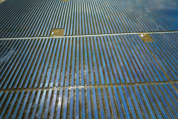 Vista aérea de una gran central eléctrica sostenible con muchas filas de paneles fotovoltaicos solares para producir energía eléctrica limpia Electricidad renovable con concepto de cero emisiones