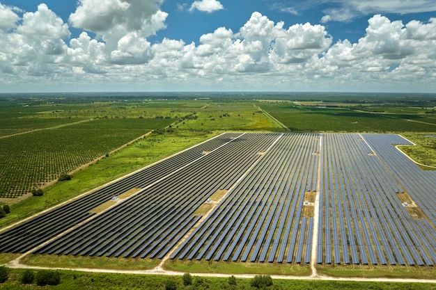 Foto vista aérea de una gran central eléctrica sostenible con muchas filas de paneles fotovoltaicos solares