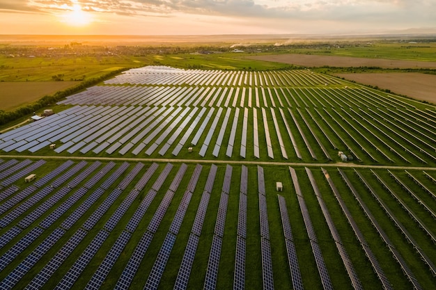 Vista aérea de una gran central eléctrica sostenible con muchas filas de paneles solares fotovoltaicos