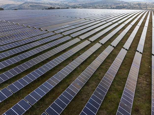 Vista aérea de una gran granja de energía solar para el suministro de energía renovable en México