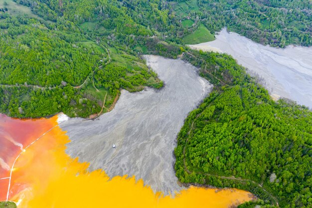 Vista aérea de un gran lago de decantación de residuos