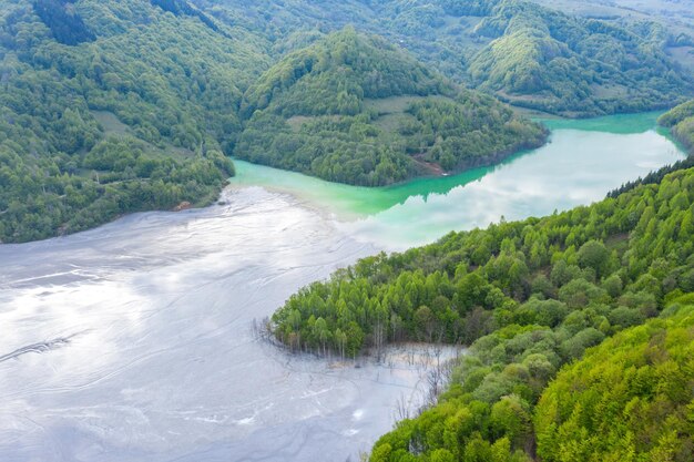 Vista aérea de un gran lago de decantación de residuos