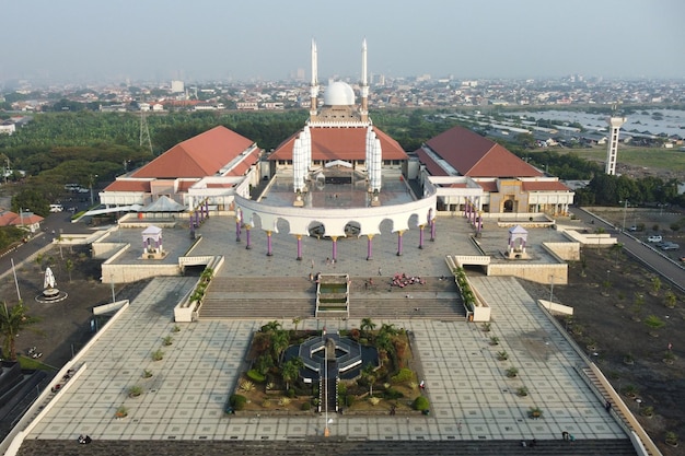 Vista aérea de la Gran Mezquita de Java Central (Masjid Agung Jawa Tengah, Indonesia