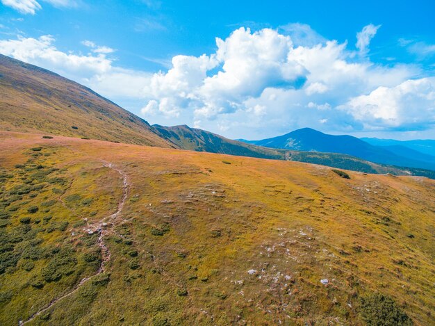 Foto vista aérea del gran paisaje montañoso boscoso de la cordillera verde