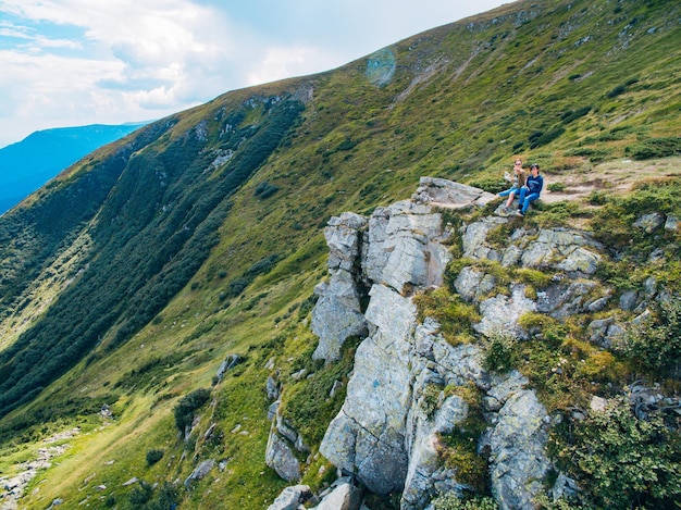 Vista aérea del gran paisaje montañoso de la gran cordillera verde