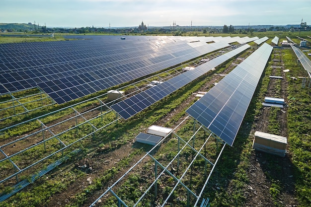 Vista aérea de una gran planta de energía eléctrica en construcción con muchas filas de paneles solares en una estructura metálica para producir energía eléctrica limpia Desarrollo de fuentes de electricidad renovables