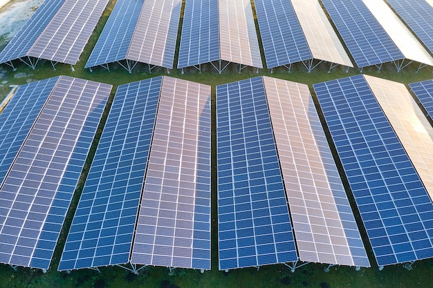 Vista aérea de una gran planta de energía eléctrica sostenible con filas de paneles solares fotovoltaicos para producir energía eléctrica ecológica limpia Electricidad renovable con concepto de cero emisiones