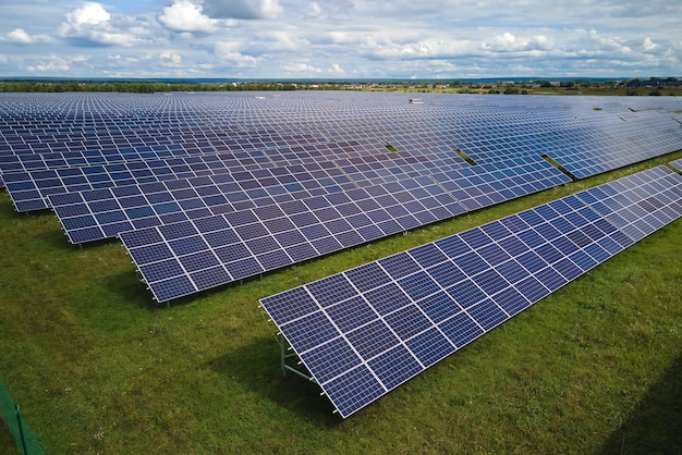 Vista aérea de una gran planta de energía eléctrica sostenible con filas de paneles solares fotovoltaicos para producir energía eléctrica limpia Concepto de electricidad renovable con cero emisiones
