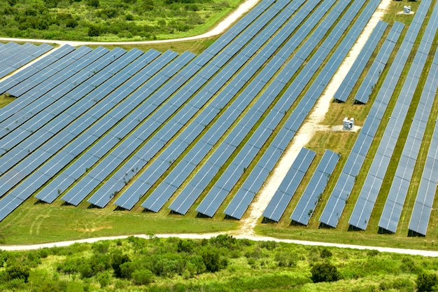 Vista aérea de una gran planta de energía eléctrica sostenible con filas de paneles solares fotovoltaicos para producir energía eléctrica limpia Concepto de electricidad renovable con cero emisiones