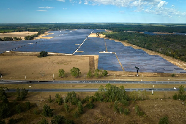 Vista aérea de una gran planta de energía eléctrica sostenible con filas de paneles solares fotovoltaicos para producir energía eléctrica limpia Concepto de electricidad renovable con cero emisiones