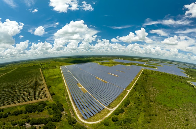 Vista aérea de una gran planta de energía eléctrica sostenible con filas de paneles solares fotovoltaicos para producir energía eléctrica limpia Concepto de electricidad renovable con cero emisiones